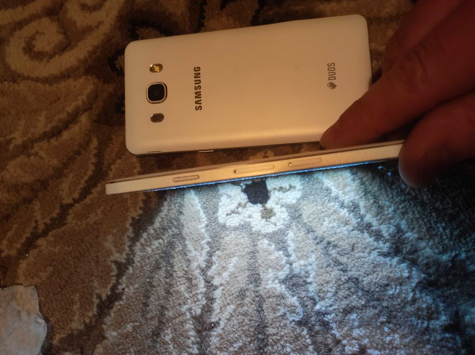 Два телефона Samsung в отлично състояние, подходящи за разговори