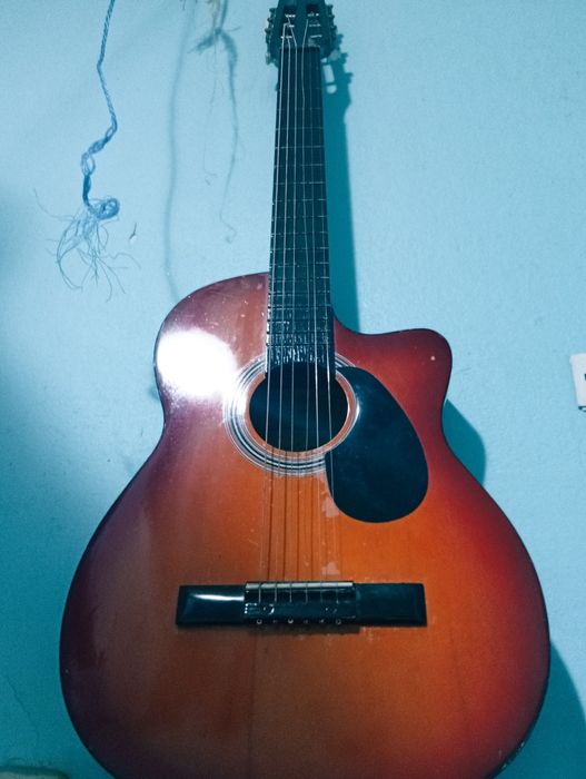 Akustik gitara xolati yaxshi