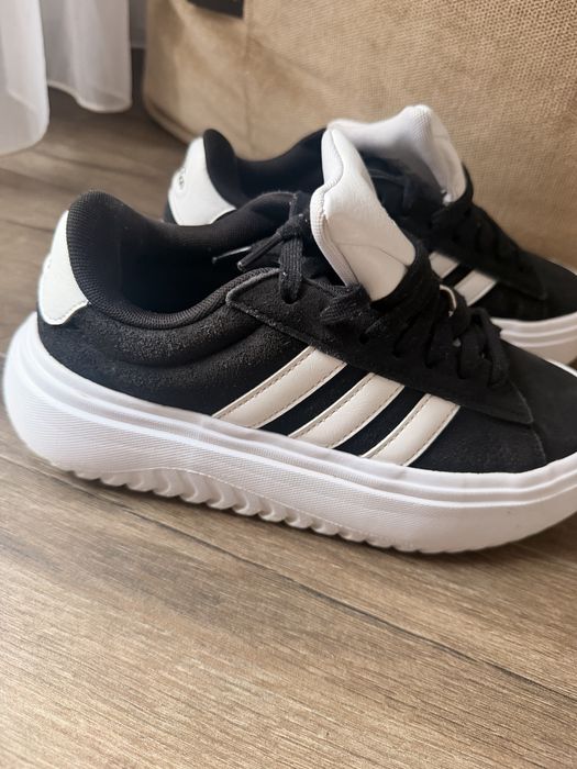 Маратонки Adidas и кецове Converse