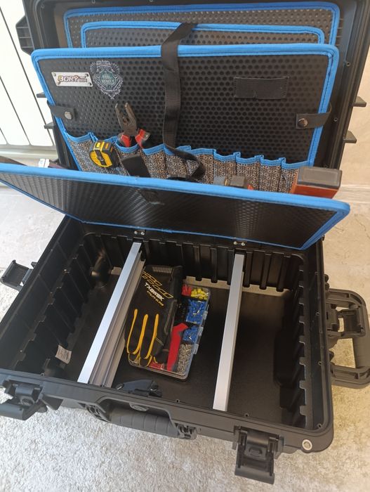 Чемодан для инструментов.