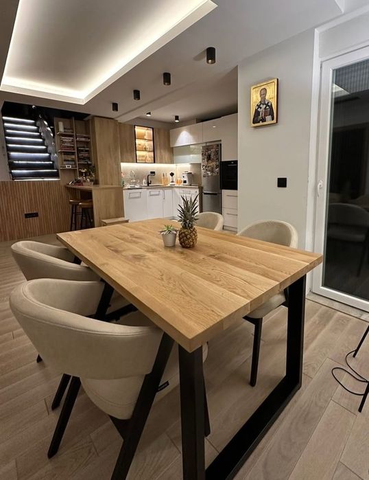 Трапезна маса от масив дъб с метални крака