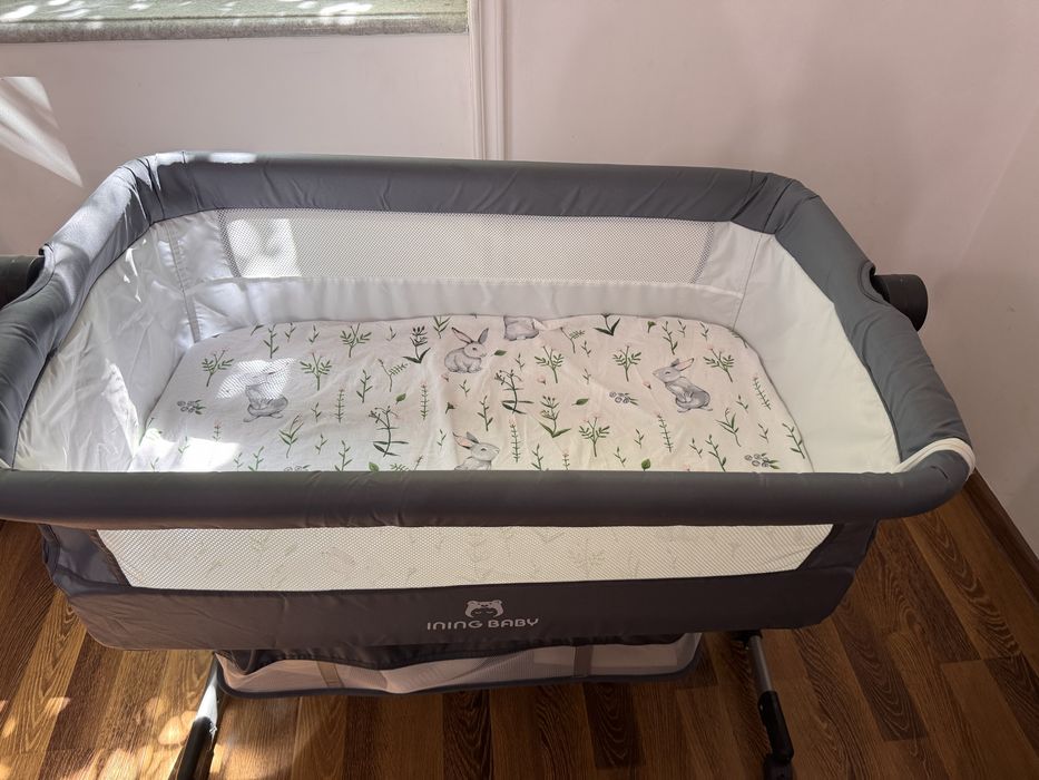 Приставная кроватка с функцией маятника