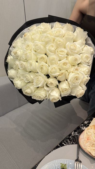 Свежие цветы белые розы