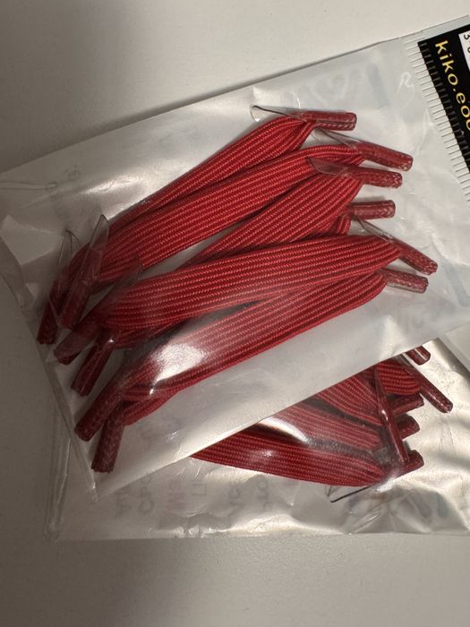 Черни и червени, ластични връзки за обувки.