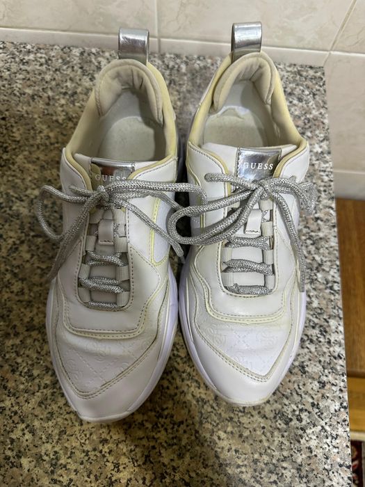 Продам кроссовки Guess ( женские) . Размер 39. В отличном состоянии .