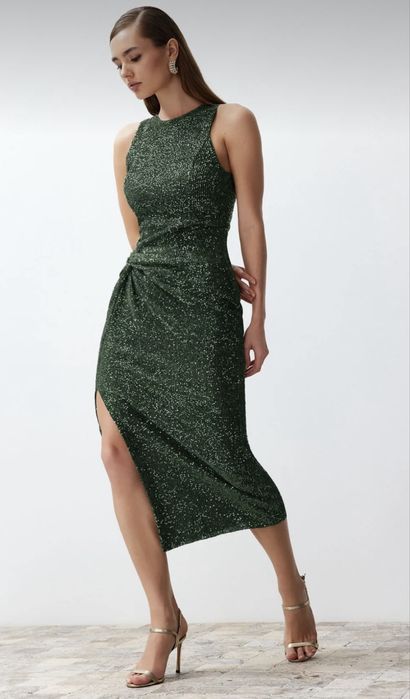 Паетена рокля със цепка