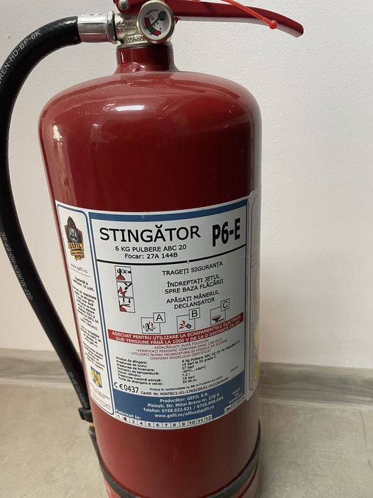 Vand 3 stingatoare cu pulbere