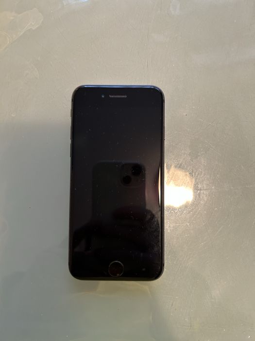 Продам телефон айфон 8