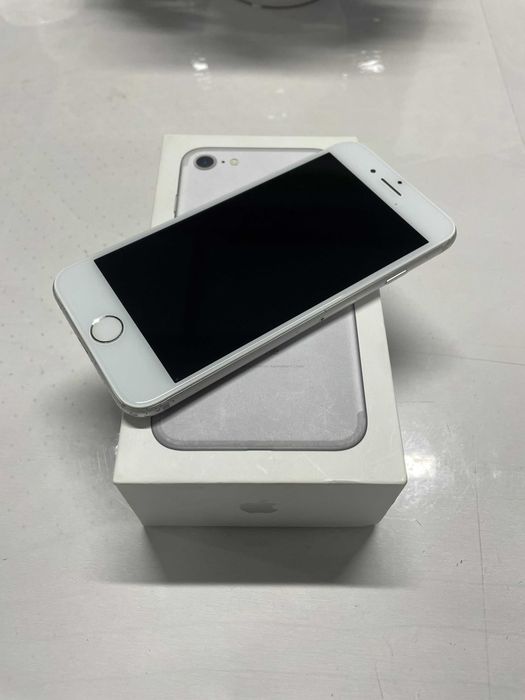 Iphone 7 32 GB Silver С кутия