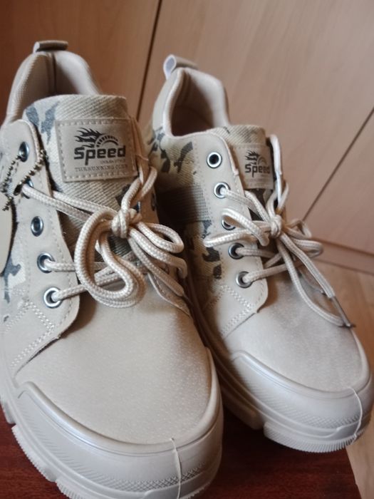 Мужские кроссовки р.41-42