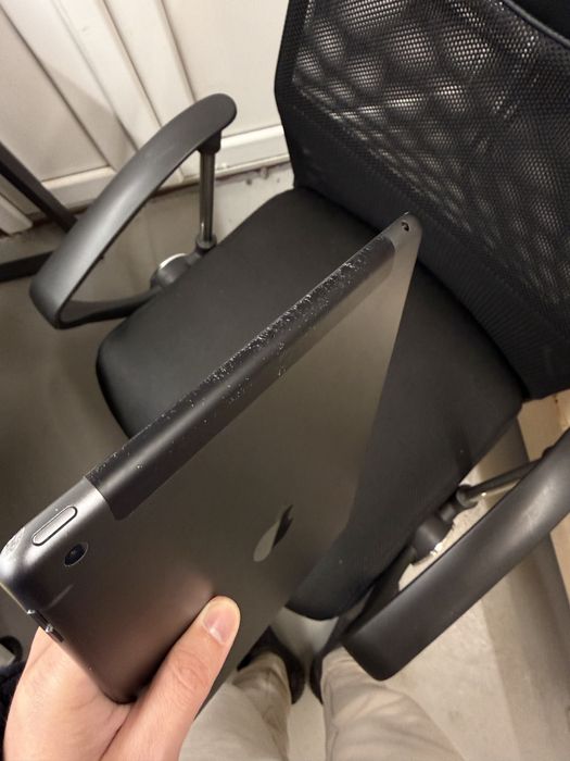 Apple iPad gen 8th in stare buna cu tastatura