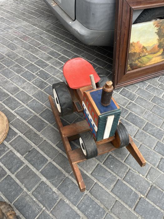 Продава се ретро детска люшкалка.