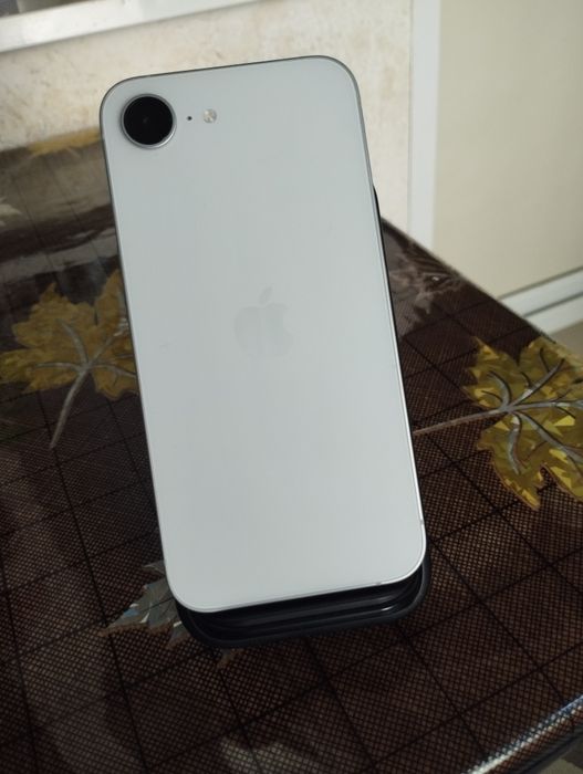Vând iPhone  16E