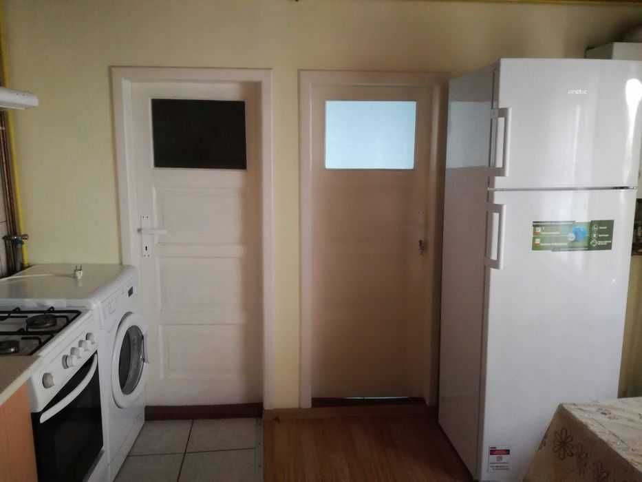 Inchiriez apartament la casa