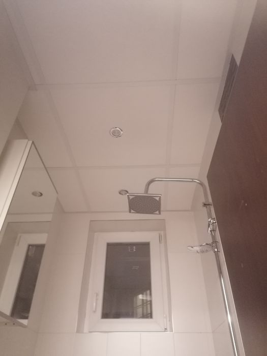 Растерен Окачен таван за баня  . Влагоустойчиви пана. Не мухлясва.