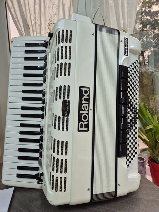 Acordeon Profesionale Roland FR7x în stare ideala