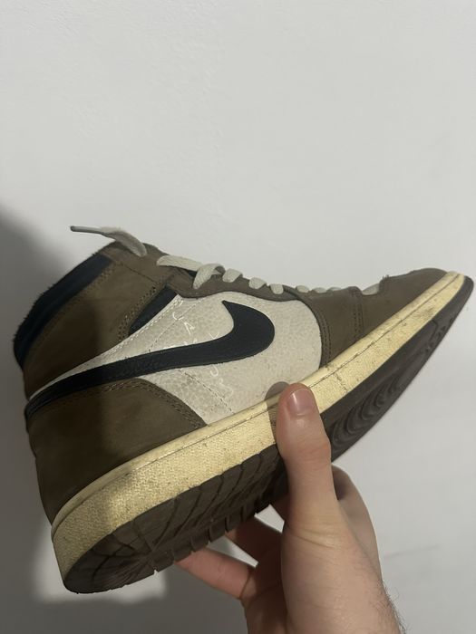 Jordan 1 Travis Scott