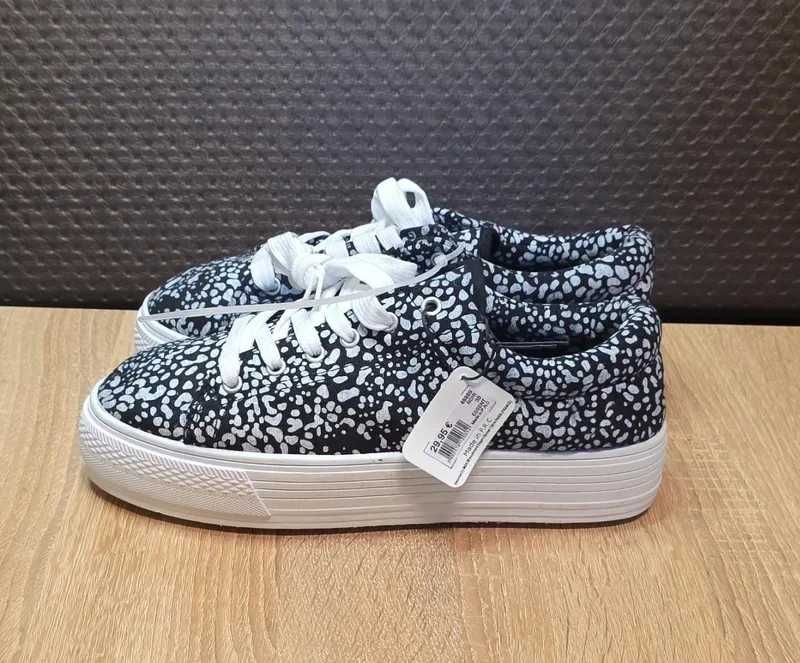 Tenesi cu talpa groasa, Moa