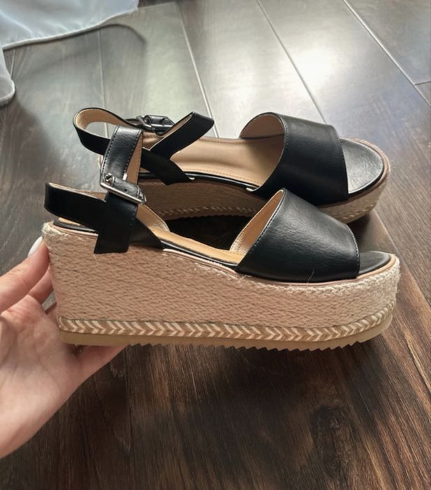 Sandale cu platforma
