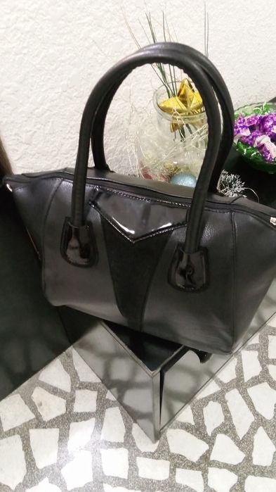 Дамска черна чанта с две дръжки