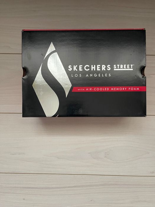 Vând pantofi skechers street