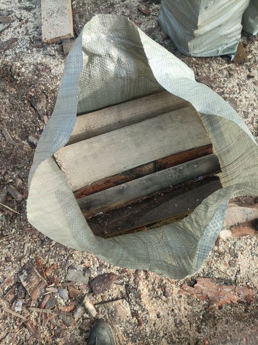 Сухие дрова в мешках