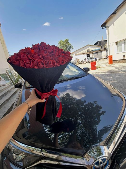 Брокатен букет от 51 вечни рози