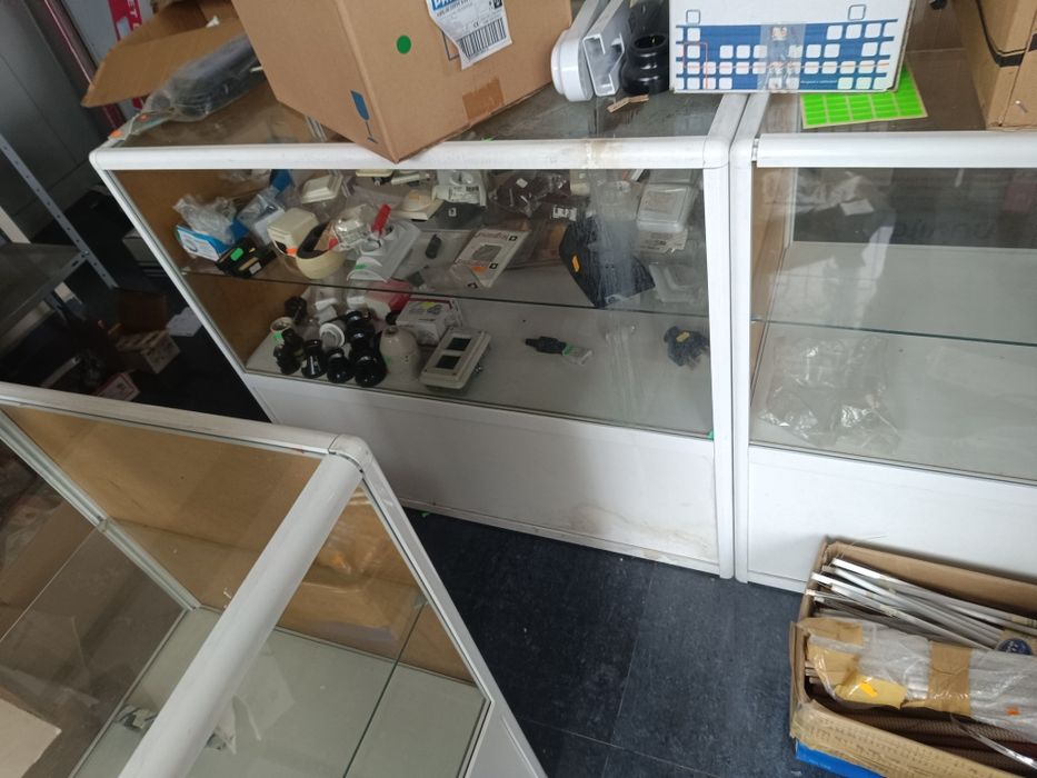 Продавам метални стелажи и витрини втора употреба