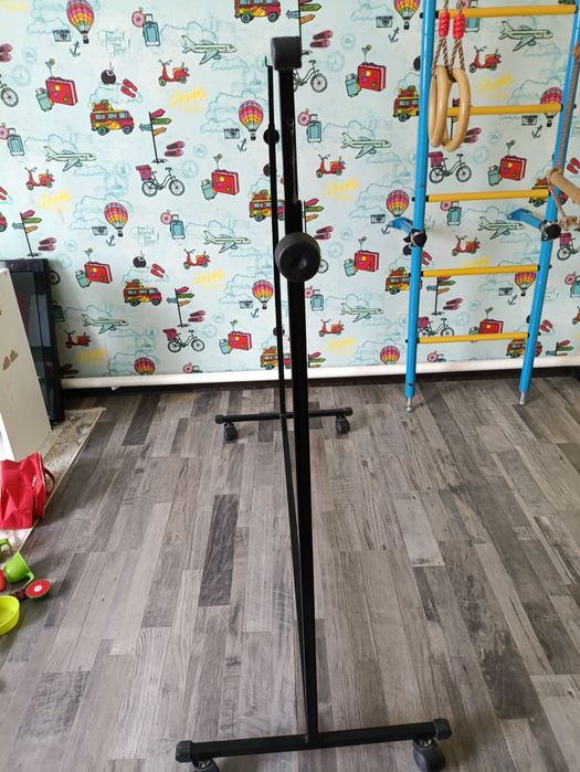 Вешалка напольная на колесиках