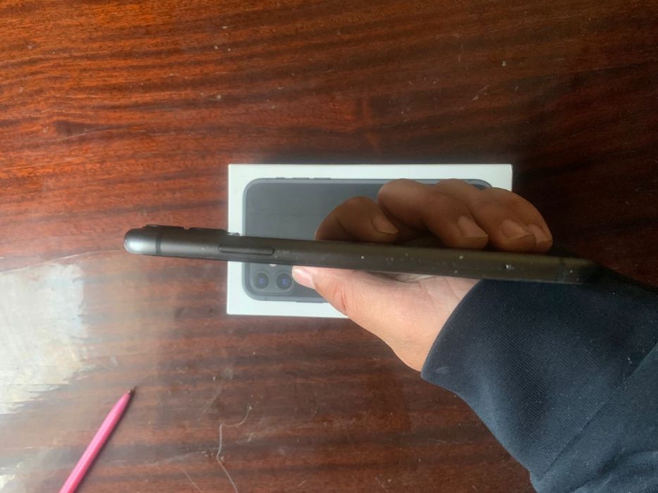 Продам айфон 11.