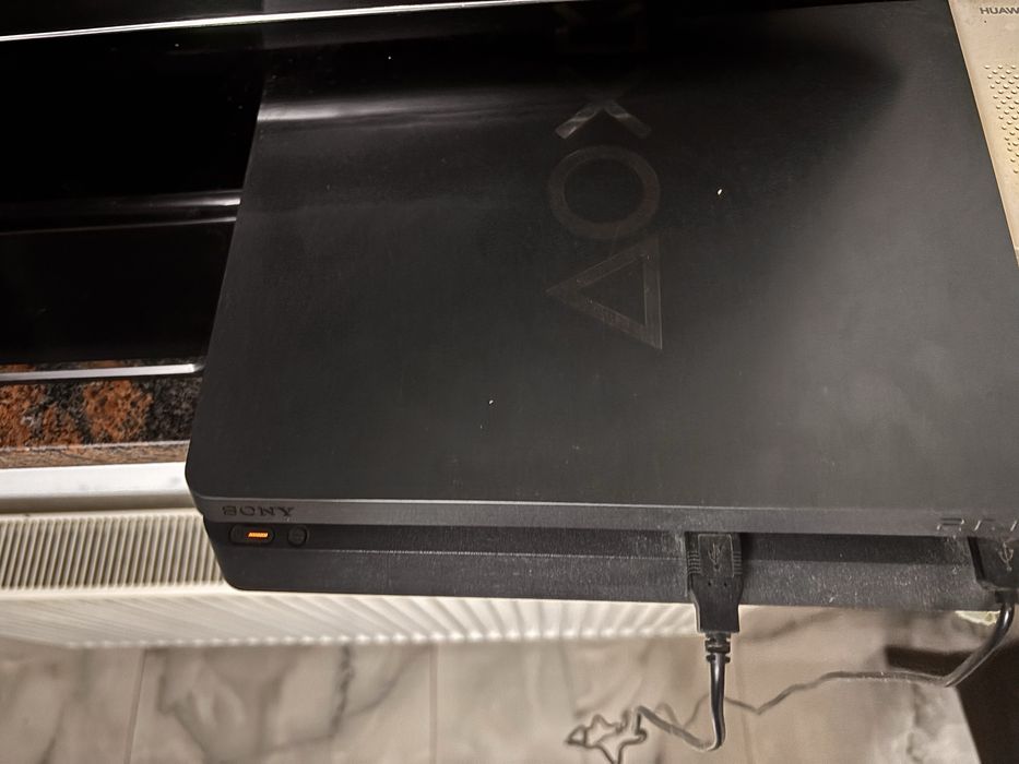 Ps4 1tb cu o maneta si multe jocuri cumparate digital