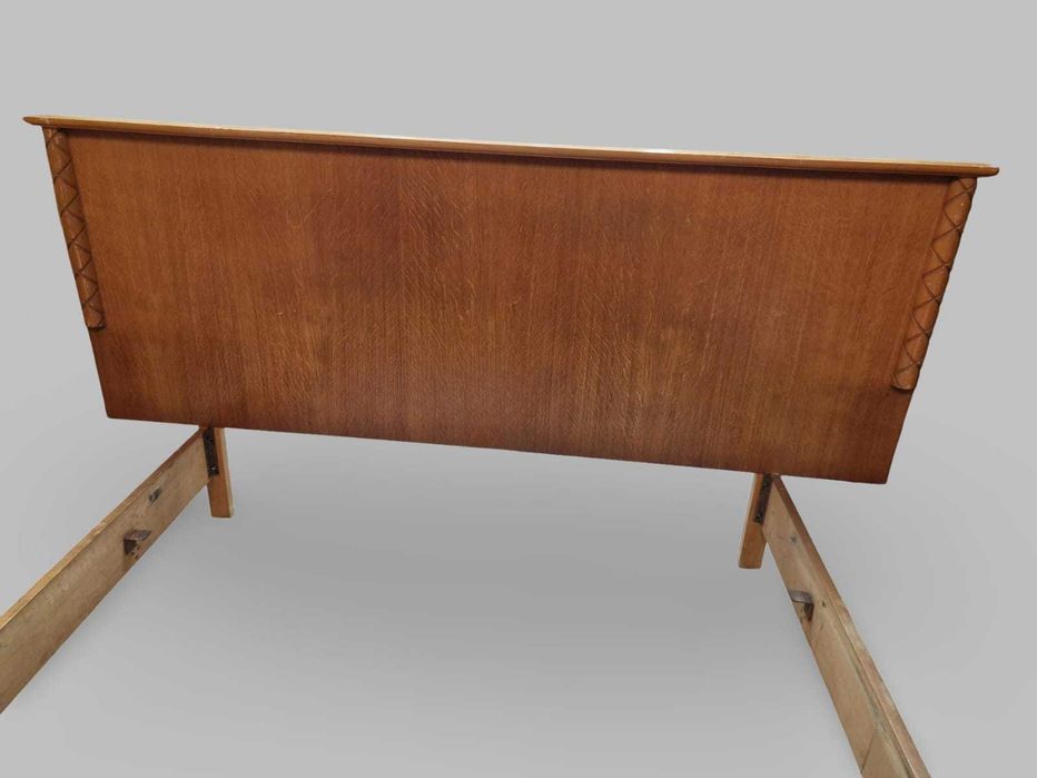 Спалня с два нощни щкафчета от стабилен дъбов масив и метален обков