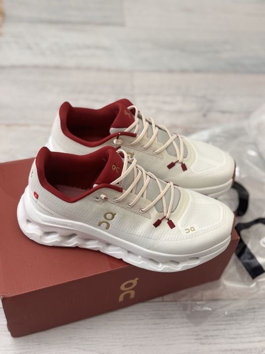 Новые стильные кроссовки ON