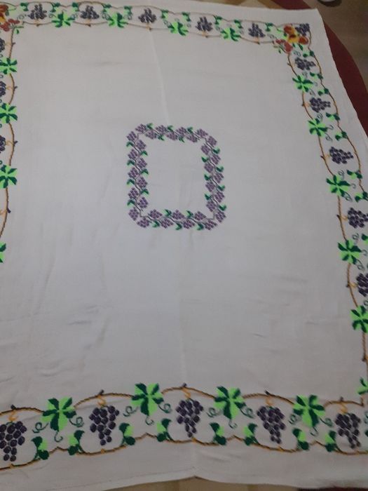 Fata de masa cusută manual