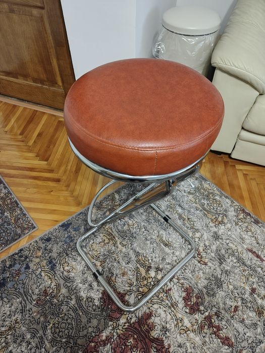 Vând două scaune de bar.