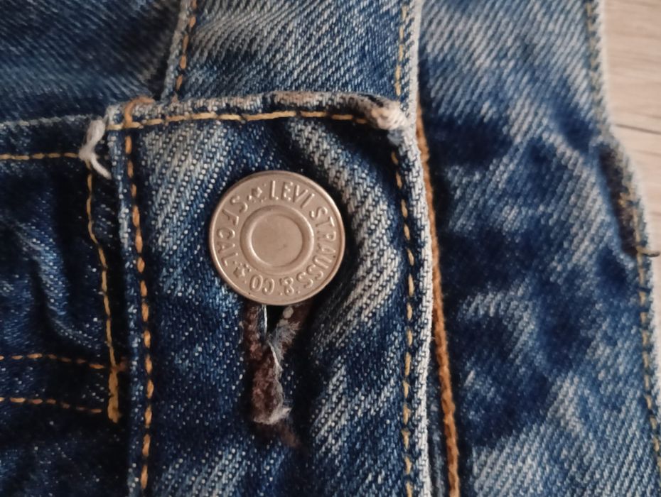 Vând pantaloni Levi's