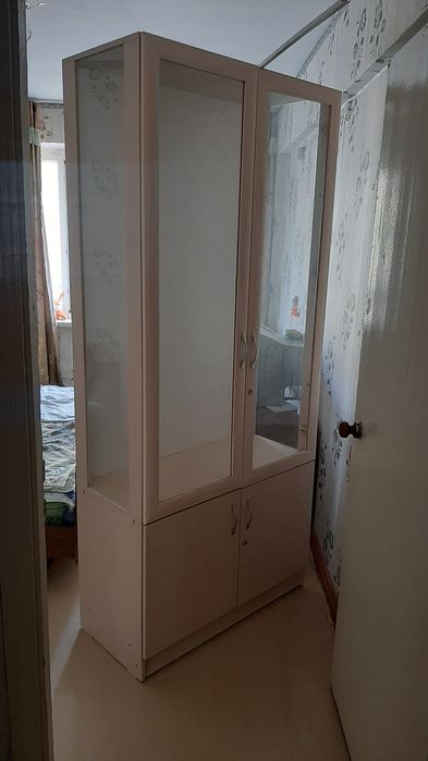 Продам. Шкаф витринный. Тумбы, телевизор.