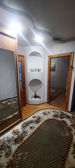 Сдам ДЕВУШКЕ комнату с подселением в центре