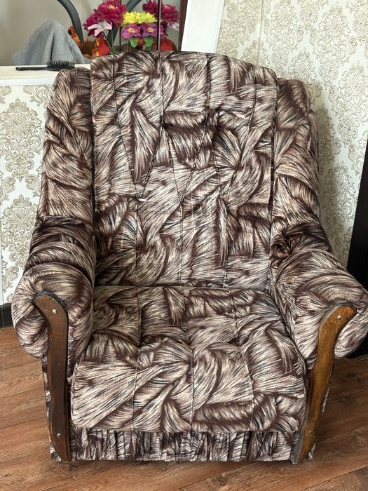 Продается диван с двумям креслой