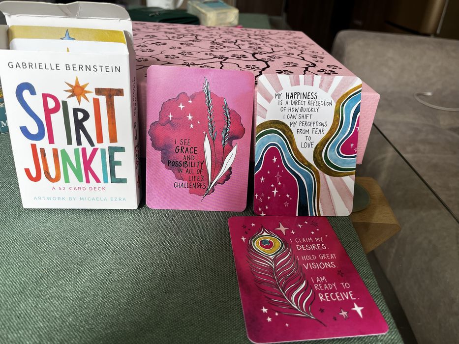 Различни видове Таро карти и Оракули