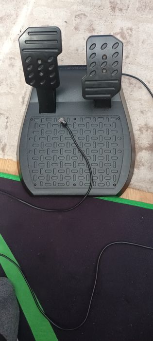 Волан със педали thrustmaster t150