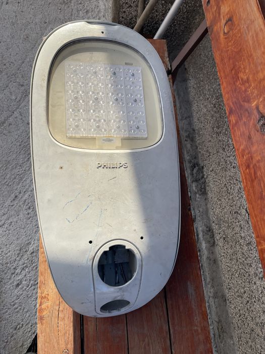 Продавам работещ LED прожектор за улично осветление 150 W