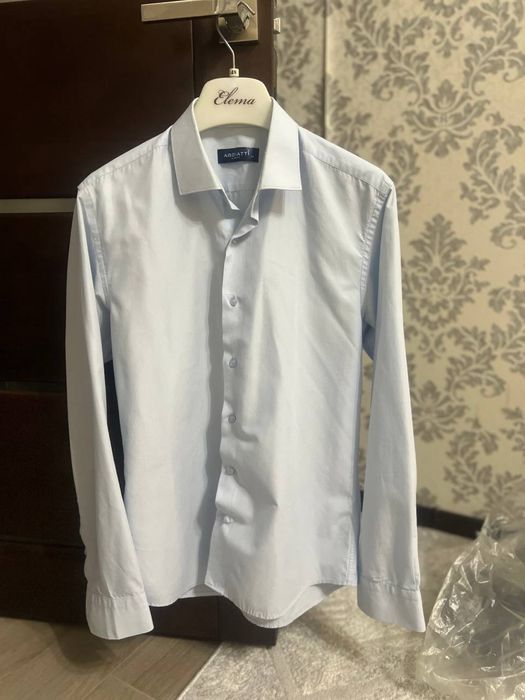 Продаю две стильные мужские рубашки размера M.