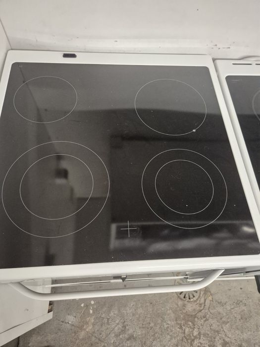 Фурна с керамични котлони Електролукс 60см