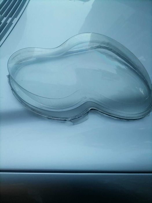 Продавам стъкло за десен фар