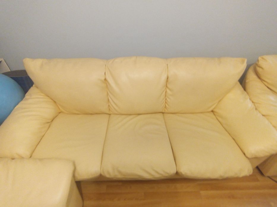 Разгъваем кожен диван с два фотьойла