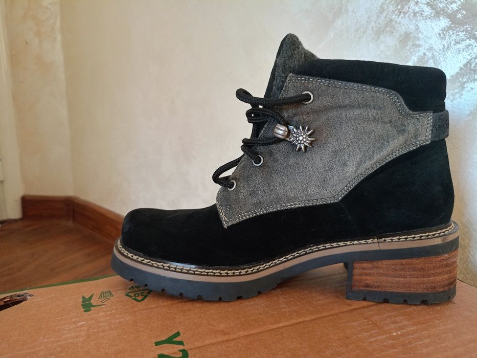 Боти естествен велур Montega