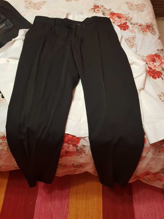 Официален мъжки костюм и риза