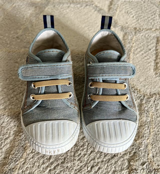 Кроссовки для мальчика 2000тг.