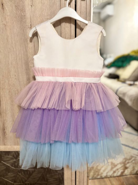 Продам нарядное платье для девочки